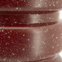 Gespeeld, close-up van een muur met een spetterpatroon in warme aardetinten, perfect voor een modern interieur of meubelontwerp.