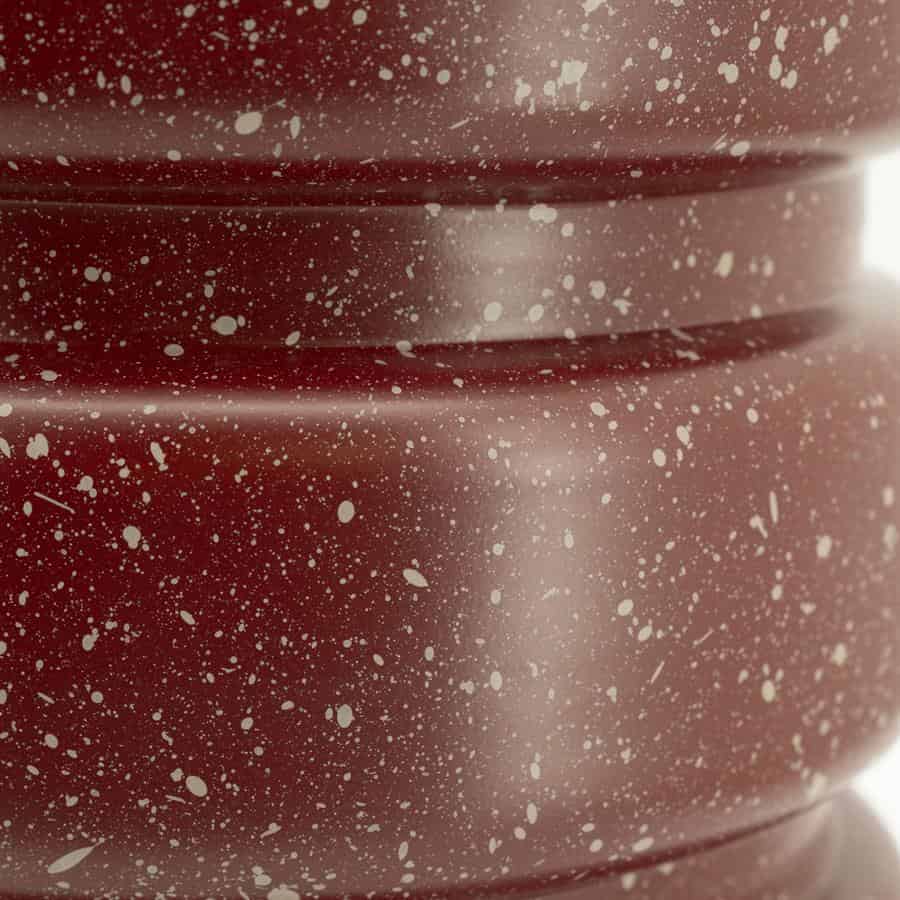 Gespeeld, close-up van een muur met een spetterpatroon in warme aardetinten, perfect voor een modern interieur of meubelontwerp.