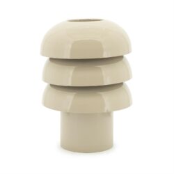 Modern beige keramische decoratieve vaas voor interieurdecoratie.