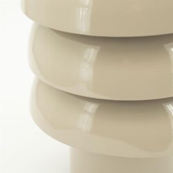 Stapel van beige, glanzende luxe meubels met vloeiende, ronde vormen, perfect voor modern interieurdesign.