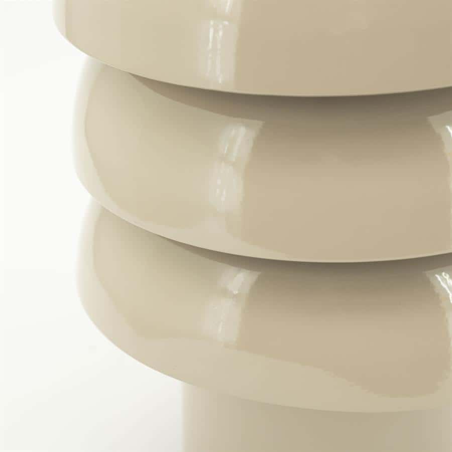 Stapel van beige, glanzende luxe meubels met vloeiende, ronde vormen, perfect voor modern interieurdesign.