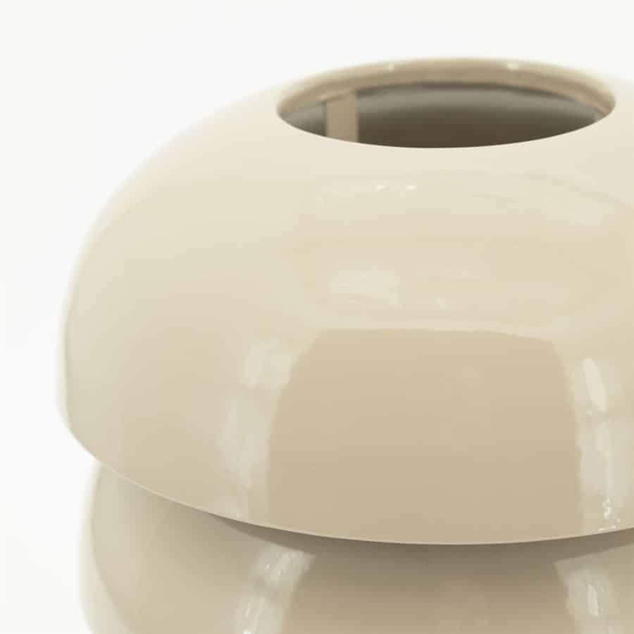 Elegante witte keramische vaas, modern design, perfect voor interieur decoratie en bloemstukken. Lichtgewicht en glanzend afwerking, geschikt voor woon- en kantoorruimtes.