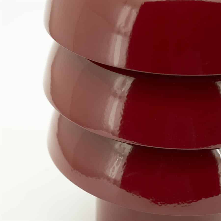 Strakke rode gelakte houten meubelpoten, close-up, modern design, hoge kwaliteit afwerking, favoriete keuze voor interieur, Mokana meubelen, stijlvolle en duurzame meubels.