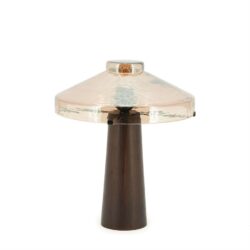 Glasblazen lamp met houten voet, modern design, stijlvolle woonaccessoire voor binnen en buiten.