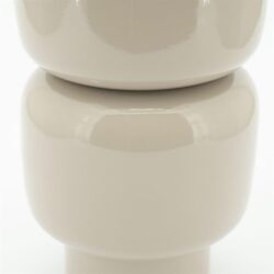 Minimalistische witte elegante vaas van keramiek voor decoratie en interieurdesign.