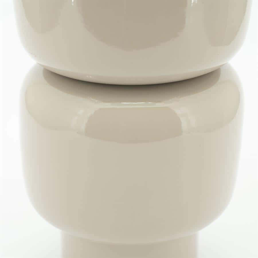 Minimalistische witte elegante vaas van keramiek voor decoratie en interieurdesign.