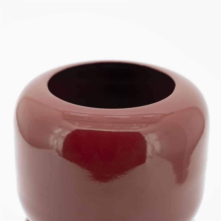 Elegant donkerroze vaas met glanzende afwerking, ideaal voor decoratie en bloemstukken.