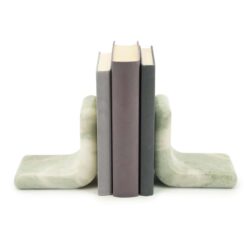 Accent boekenkast in marble en boekbanden, modern design en functioneel, perfect voor een eigentijds interieur.