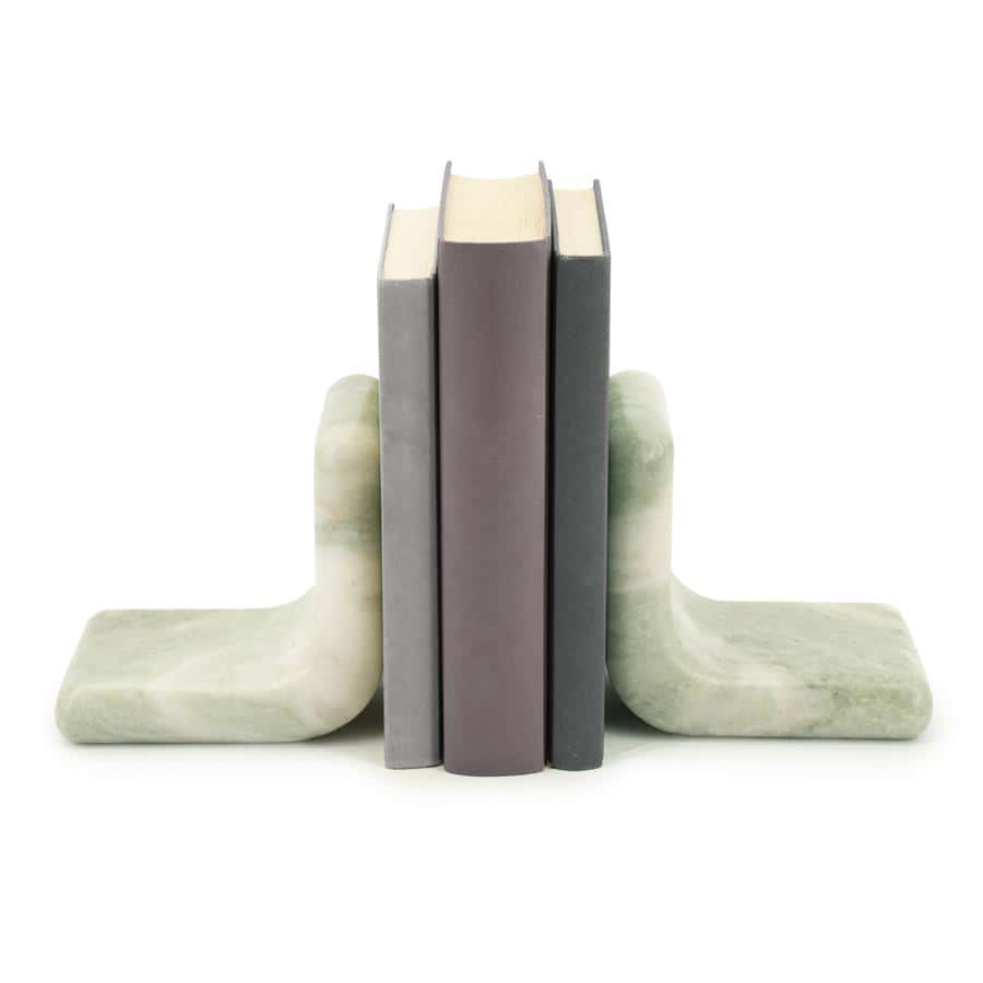 Accent boekenkast in marble en boekbanden, modern design en functioneel, perfect voor een eigentijds interieur.