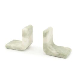 Minimalistische marmeren stoelvloeren, design meubelen voor modern interieur, handgemaakt stoelen van marmer, unieke decoratie voor woonkamer of kantoor, duurzame en stijlvolle meubels.