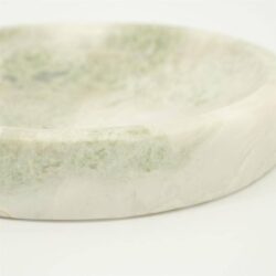 Elegante natuurstenen wasbak met natuurlijke groeven, perfect voor een luxe badkamer of keuken. Mokana Meubelen biedt op maat gemaakte, duurzame en tijdloze sanitair- en meubeloplossingen.