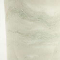 Elegante, witte marmeren tafel met natuurlijke nerfstructuur, perfect voor luxe interieur en duurzame meubels volgens Mokana Meubelen.