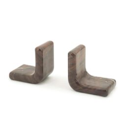 Robuuste marmeren boekensteunen in bruin tinten, geschikt voor een stijlvolle woon- of kantoorruimte. Perfect voor het organiseren van boeken en documenten. Hoogwaardige afwerking en elegant design door Mokana Meubelen.