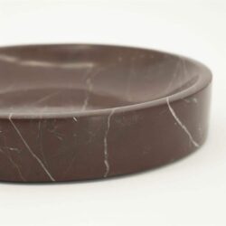 Stenen schaal in bruin met witte marmering, elegant en flexibel voor decoratie en servies.