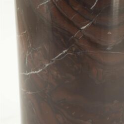 Elegant marmeren meubel met natuurlijke aders, perfecte aanvulling voor moderne of klassieke interieurs. Duurzaam en stijlvol, ideaal voor salontafels, dressoirs of tafelbladen.