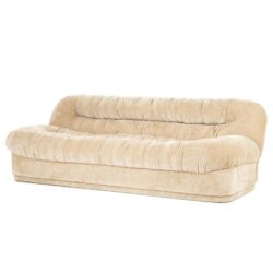 Bank met gestreept sierkussen, beige velvet stoffen bank, comfortabel en elegant meubelstuk, Mokana Meubelen.