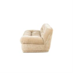 Bankje, beige velvet, comfortabele zithoek, modern meubeldesign, zachte stoffering, Mokana Meubelen, loungestoel voor in huis, stijlvolle fauteuil, luxe bankje, rustieke loungestoel, elegante zitmeubel, relaxfauteuil, trendy woonkamermeubel, klassiek en modern, duurzame materialen.