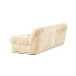 Luxueuze beige velvet stoffering bank, stijlvol en comfortabel voor woonkamer, perfect voor modern interieur, handgemaakt meubel van Mokana Meubelen.