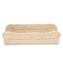 Zacht beige stoffen bank met klassieke, comfortabele uitstraling en royaal zitvlak, perfect voor een gezellige woonkamer gemaakt door Mokana Meubelen.