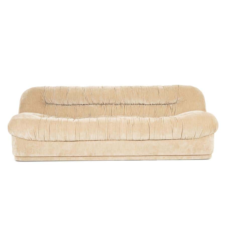 Zacht beige stoffen bank met klassieke, comfortabele uitstraling en royaal zitvlak, perfect voor een gezellige woonkamer gemaakt door Mokana Meubelen.