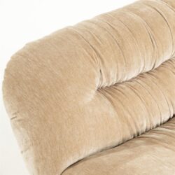 Zachte beige velvet fauteuil met geribbelde bekleding, comfortabel en stijlvol meubelstuk voor woonkamer of lounge.