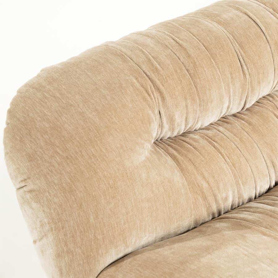 Zachte beige velvet fauteuil met geribbelde bekleding, comfortabel en stijlvol meubelstuk voor woonkamer of lounge.