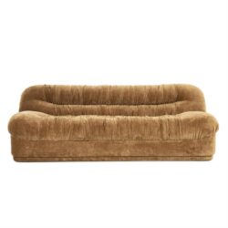 Zwevende vintage bank met goudkleurige fluweelbekleding, elegant ontwerp en comfortabele zitting. Perfect voor een luxueuze woonkamer of loungehoek. Mokana Meubelen biedt unieke en stijlvolle meubels.