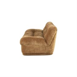 Vintage leren bank met comfortabele, dikke bekleding en retro ontwerp, perfect voor gezellige zitmomenten en stijlvolle woonruimtes.
