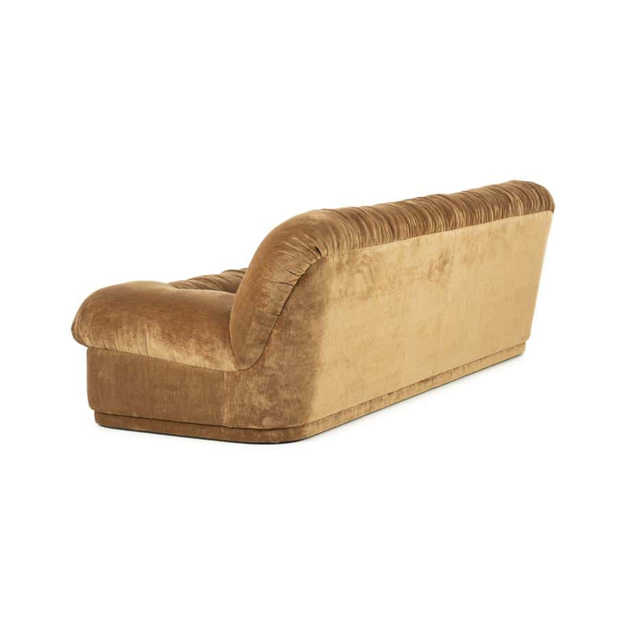 Retro leren bank in goudkleurige velvet bekleding, elegant en stijlvol voor een landelijke of vintage interieur. Perfect voor comfortabele zithoek in woonkamer of salon.