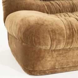 Zijden zachte velvet bank in warm bruin, perfect voor en moderne woonkamer, stijlvol design en comfort.