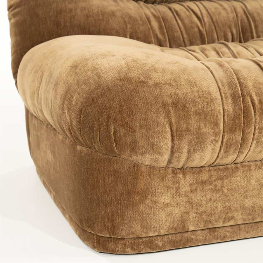 Zijden zachte velvet bank in warm bruin, perfect voor en moderne woonkamer, stijlvol design en comfort.