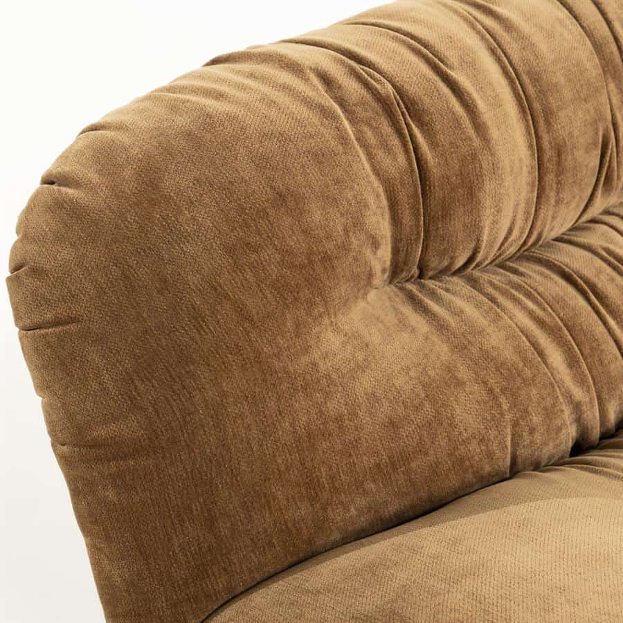 Elegant, kokosecht velvet stoffering op een comfortabele, stijlvolle bank van Mokana Meubelen. Perfect voor elk interieur en ontworpen voor duurzaam comfort.