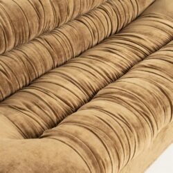 Elegant teddy stof bank met ruim zitcomfort en trendy uitstraling, perfect voor een moderne woonkamer.
