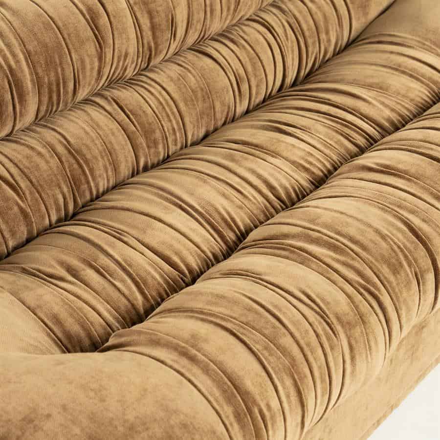 Elegant teddy stof bank met ruim zitcomfort en trendy uitstraling, perfect voor een moderne woonkamer.