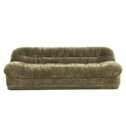 Zijden bank met fluwelen bekleding en ronde armleuningen, vintage meubelstuk voor woonkamer of lounge.