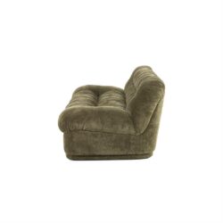 Comfortabele groene velvet hoekbank met ruime zittingen en uniek ontwerp zonder armleuningen.