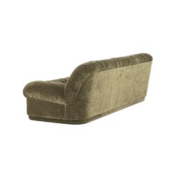 Zijden bank met vintage velvet bekleding en gouden accessoire details, meubelstuk voor stijlvolle woonkamers in retro en luxe interieurstijl.