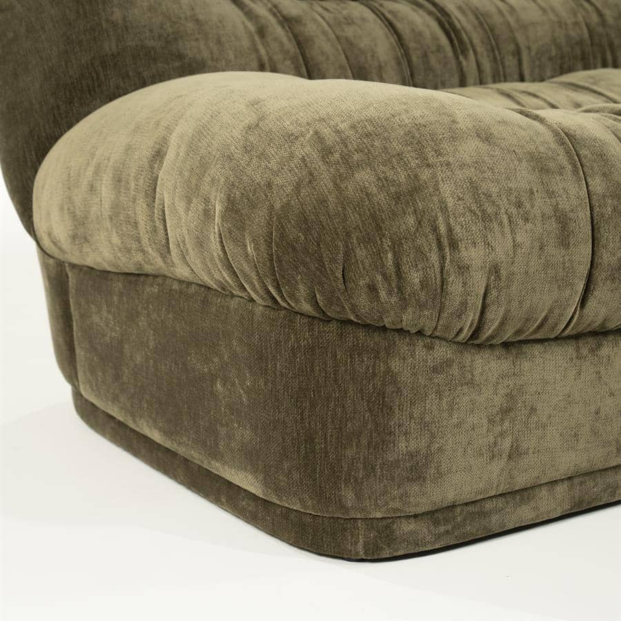 Zacht aangezette velvet stoffen bank met comfortabel zitvlak en rijkelijk gestikte details, perfect voor een luxe woonkamer.