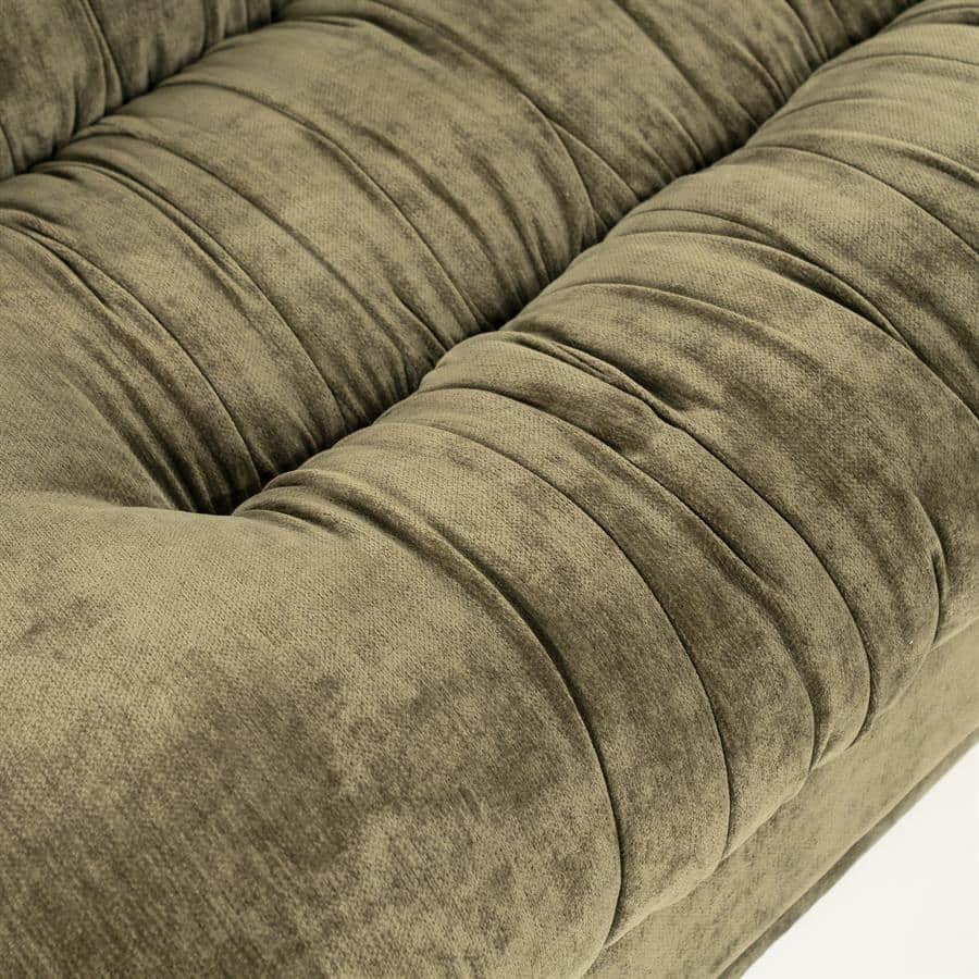 Luxueuze Mokana meubelbank met zachte, fluwelen bekleding en stijlvolle stitching, perfect voor een moderne woonkamer. Hoogwaardige afwerking encomfort gegarandeerd.