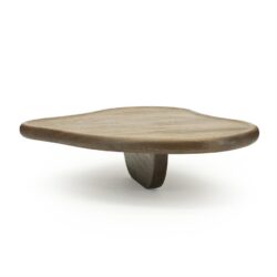 Authentiek houten tafelblad met natuurlijke afwerking en minimalistisch design, perfect voor een moderne woonruimte.
