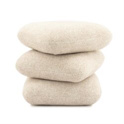 Fluwelen duurzame Ottomankussens in beige, perfect voor moderne woonkamerdecoratie.