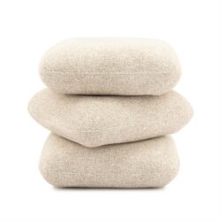 Kussens, beige, zachte meubelaccessoires, comfortabele zitkussens, modern design.