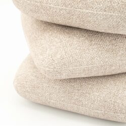 Luxueuze natuurlijke stoffen kussens van Mokana Meubelen, perfect voor comfortabel wonen en stijlvolle interieuraccenten.