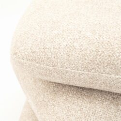 Zacht beige stoffen meubel met textuur, perfect voor een moderne en gezellige woonkamer.