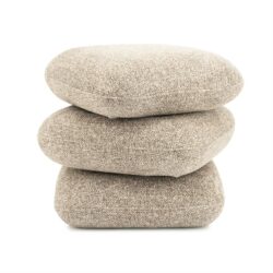 Zachte stoffen stoelen, natuurlijke tinten, modern interieur, compacte design, comfortabele zitmeubels, Mokana meubelen, Scandinavisch stijl, minimalistisch meubilair, inrichtingsadvies, eigentijdse woonaccessoires.