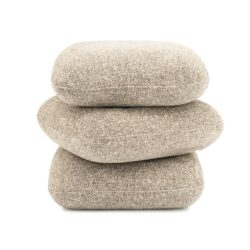 Minimalistische beige salvo kussens van Mokana Meubelen, comfortabel en stijlvol voor moderne zitplaatsen.