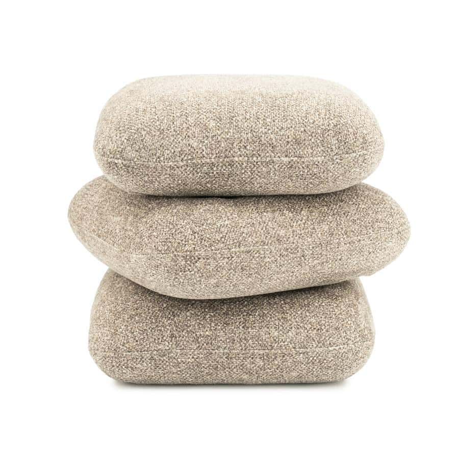Minimalistische beige salvo kussens van Mokana Meubelen, comfortabel en stijlvol voor moderne zitplaatsen.