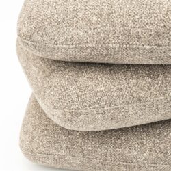 Comfortabele stoffen bank met zachte bekleding en zandkleurige stof, perfect voor een moderne woonkamer.