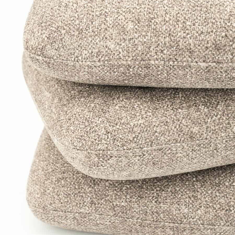 Comfortabele stoffen bank met zachte bekleding en zandkleurige stof, perfect voor een moderne woonkamer.