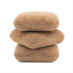 Ruime set van drie gevulde zandkleurige kussens, perfect voor lounge- of terrasinrichting. Design en comfort in één, ideaal voor relaxruimte met natuurlijke uitstraling.